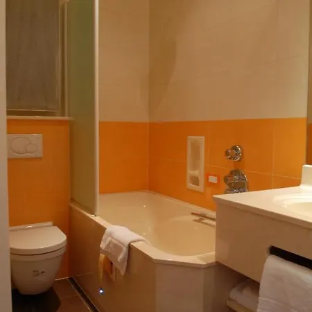 Отель Les Tilleuls Жюпий